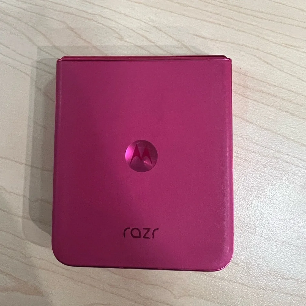 Unlocked 2024 Motorola Razr+ Plus A Free Hot Pink Case
